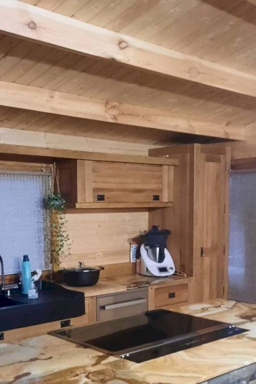 Pose d'une fenêtre de toit simple dans un chalet