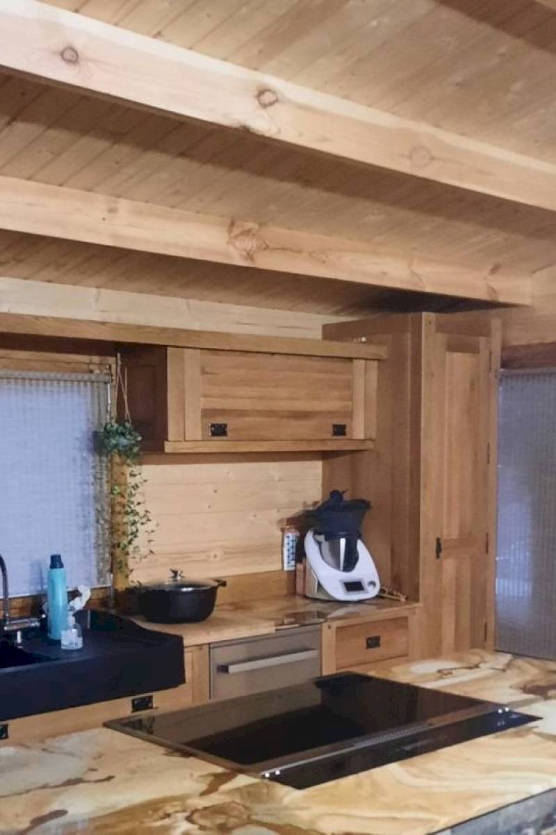 Pose d'une fenêtre de toit simple dans un chalet