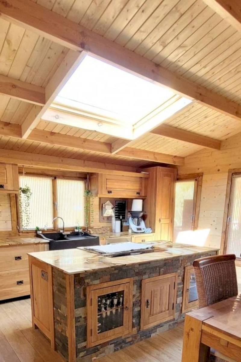 Pose d'une fenêtre de toit simple dans un chalet