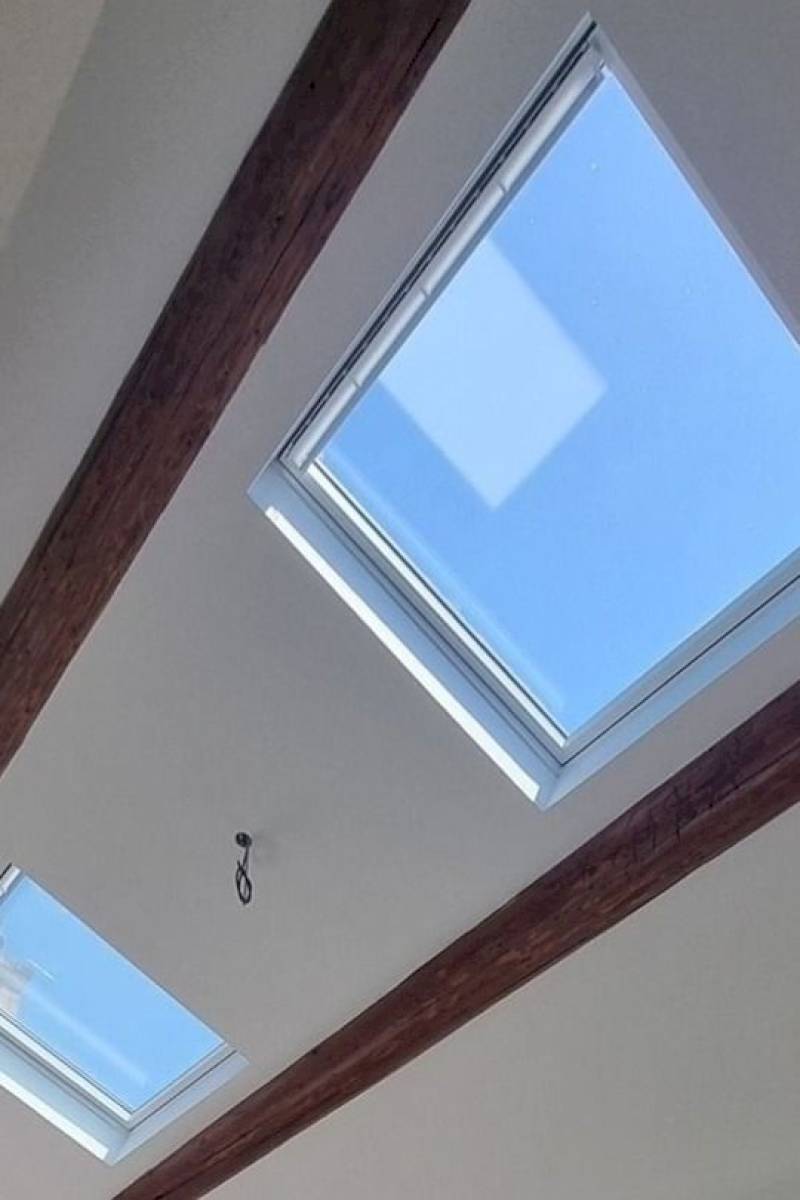 Rénovation d'un mas, pose de deux fenêtres de toit