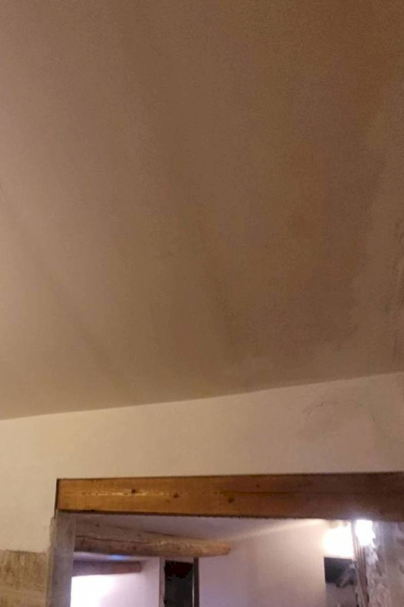 Installation d'une fenêtre de toit simple dans cet espace dédié à la lecture.