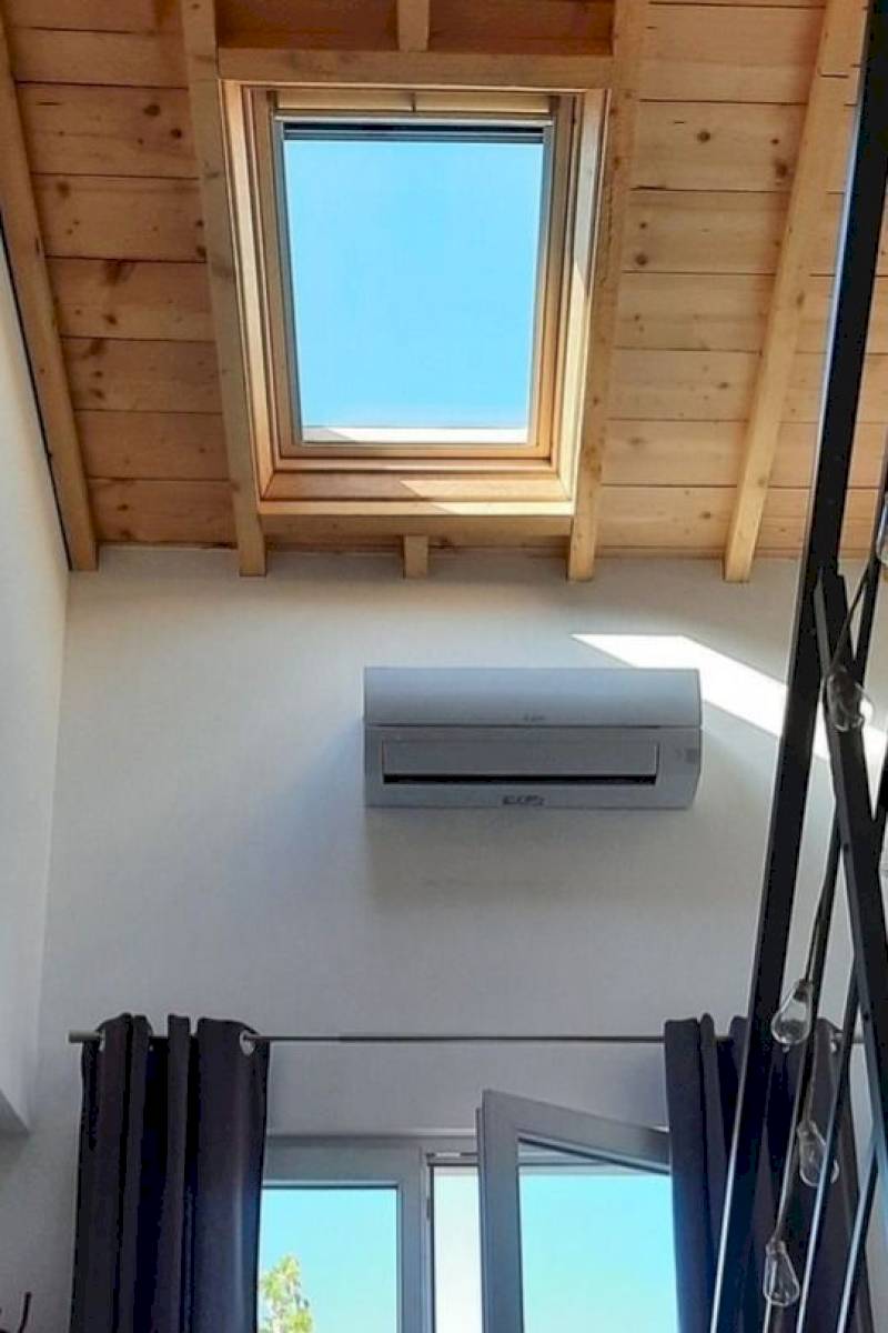 Pose de deux fenêtres de toit velux